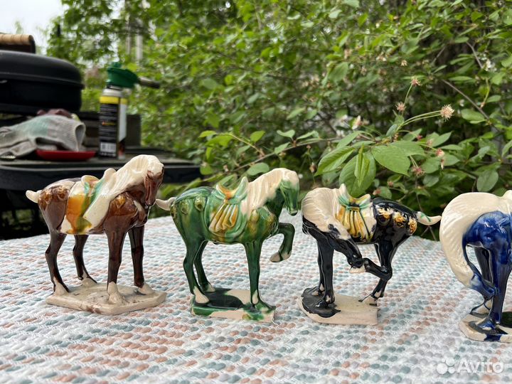 Коллекционные старинные фигурки коней керамика