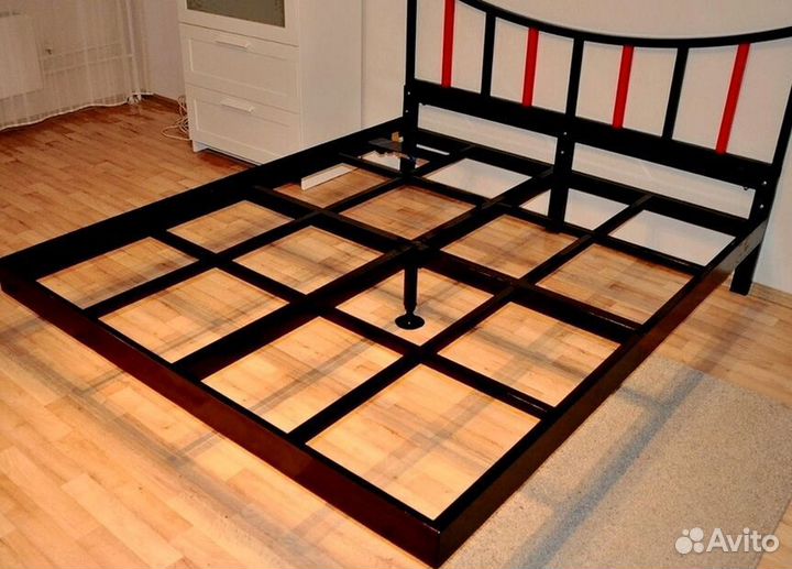 Парящая кровать на металлокаркасе