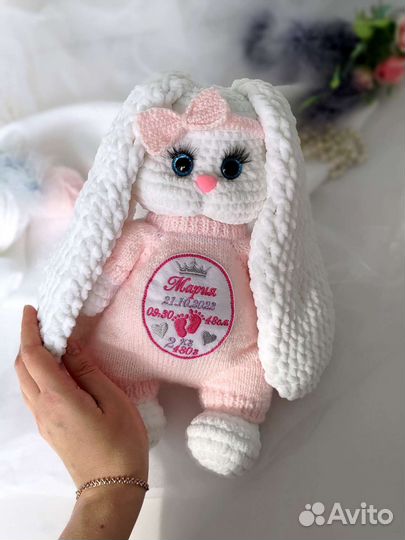 Вязаная именная игрушка зайка с вышивкой, метрикой