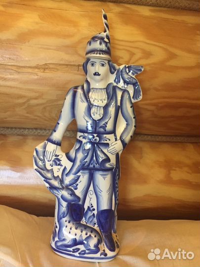 Фарфоровая статуэтка-штоф Охотник, Гжель