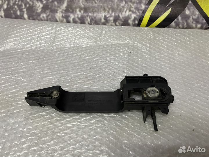 Кронштейн ручки передней левой Fiesta Fusion