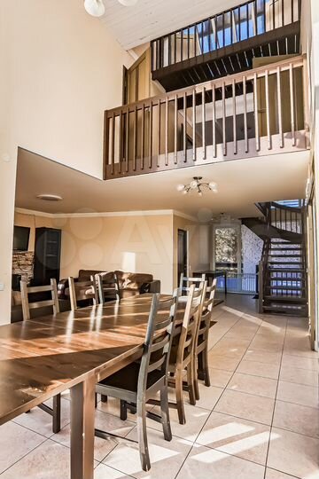 Коттедж 301 м² на участке 18 сот.