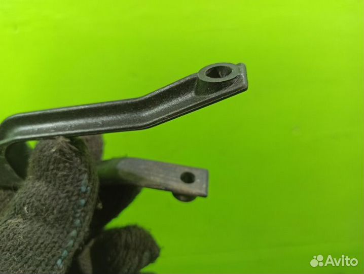 Кронштейн радиатора Opel Astra H седан Z16XER 2007