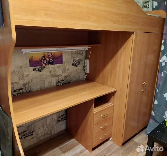 Уголок школьника с кроватью и столом