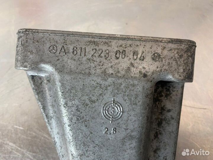 Кронштейн двигателя правый Mercedes C-Class W203