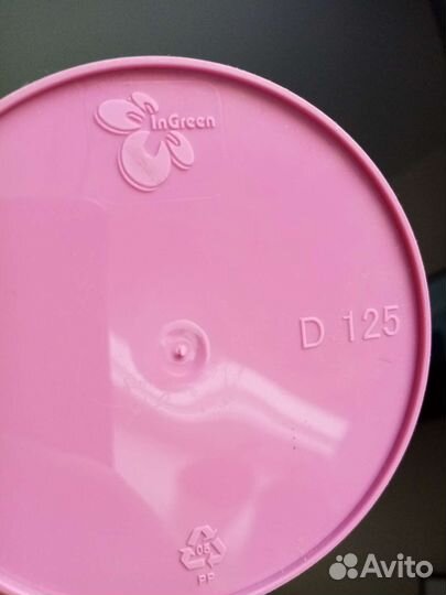 Горшки с растениями