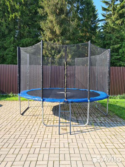 Батут с защитной сеткой