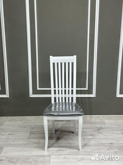 Стол и стулья