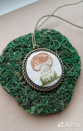 Кулон ручной работы с вышивкой