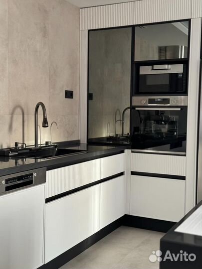 Кухня с барной стойкой