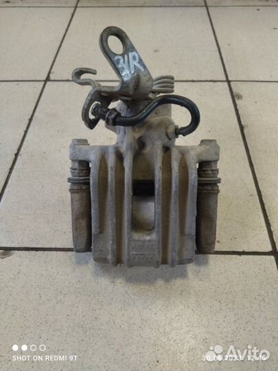 Суппорт тормозной задний правый Volkswagen Golf