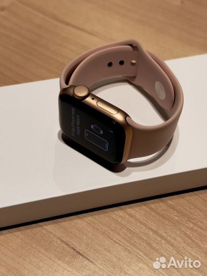 Часы Apple Watch SE 40mm GPS 2021 Gold
