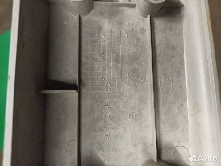 Накладка порога зад левая Kia Carnival 2002-2006