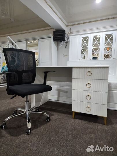 Письменный стол