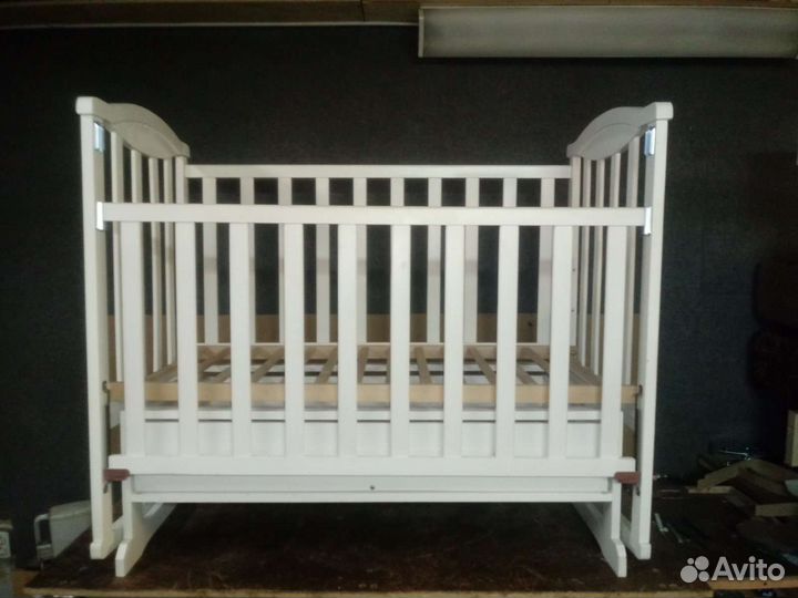 Детская кроватка с маятником