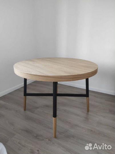 Круглый стол из дуба в стиле 