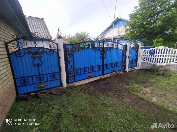 Воротами коваными элементами