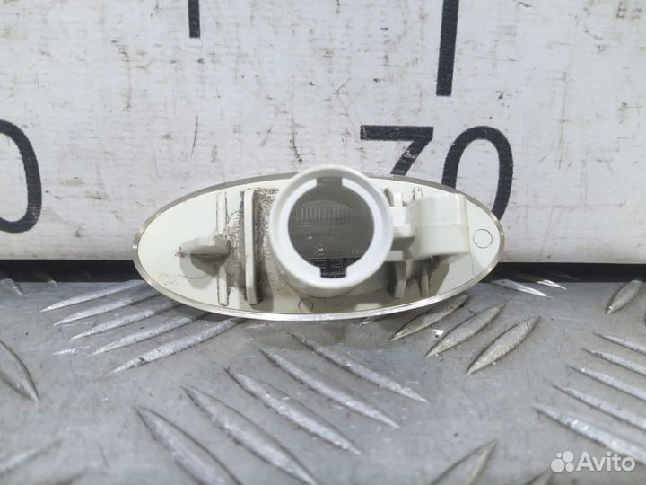 Б/У Повторитель на крыло белый#006