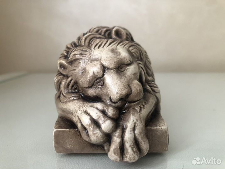 Керамика, дерево и сувениры разных стран