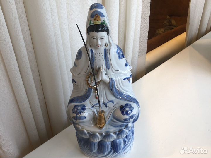 Фарфоровая статуэтка