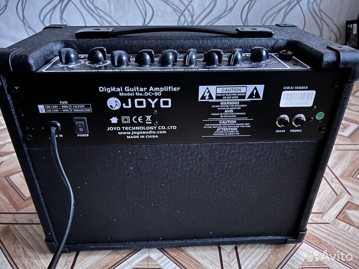 Гитарный комбоусилитель c драм-машиной