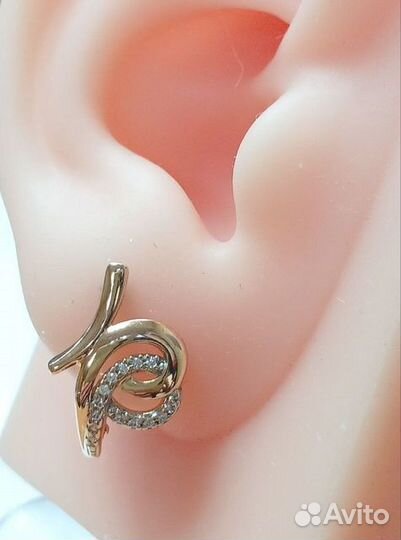 Золотые серьги с камнем