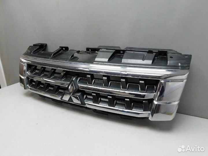 Решетка радиатора Mitsubishi Montero/Pajero