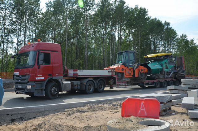 Водитель трала в крыму. Трал для перевозки катка. Водитель трала. Два КАМАЗА на трале. Асфальт укладчик и каток на трале.