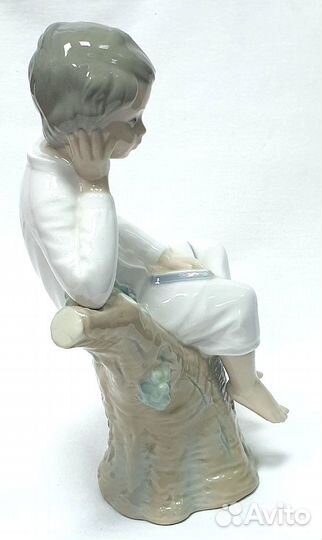 Статуэтка «Мальчик с книгой» lladro
