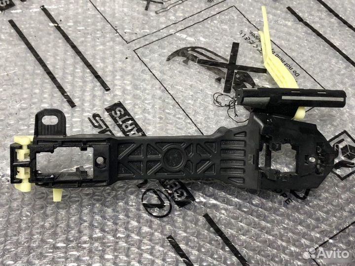 Кронштейн ручки двери задний левый Toyota Land