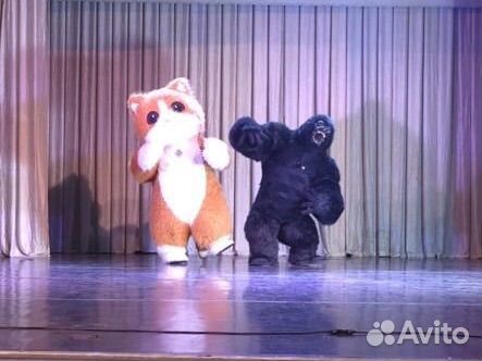 Поздравления огромного танцующего кота и гориллы