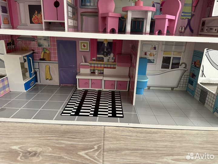 Кукольный домик с мебелью
