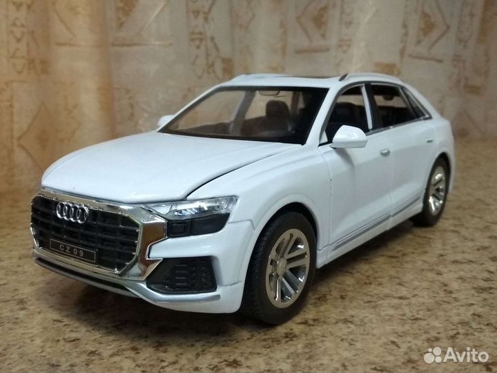 Модель автомобиля audi q8 1:24
