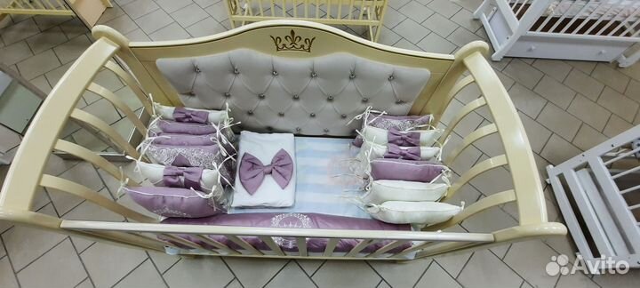 Королевские кровати с маятником и без