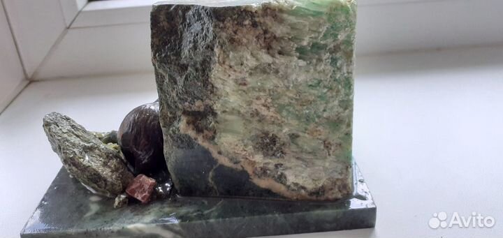 Изделия из уральских самоцветов