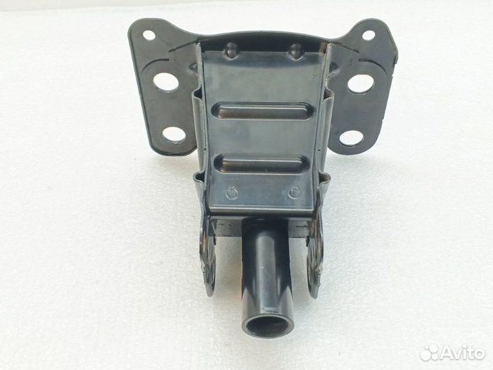 Кронштейн усилителя бампера передний правый Audi