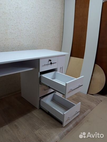 Маникюрный стол новый