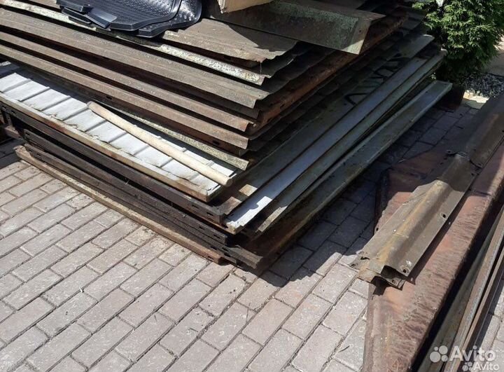 Металлический разобранный гараж