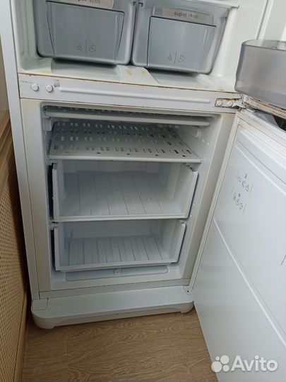 Холодильник Hotpoint Ariston