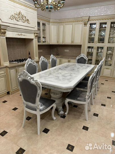 Стол и стулья