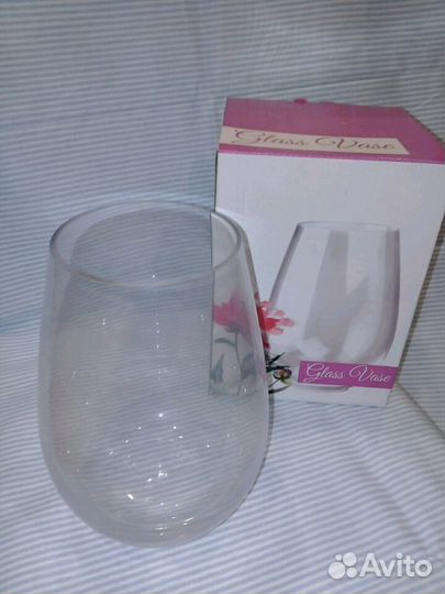 Прозрачная стеклянная ваза
