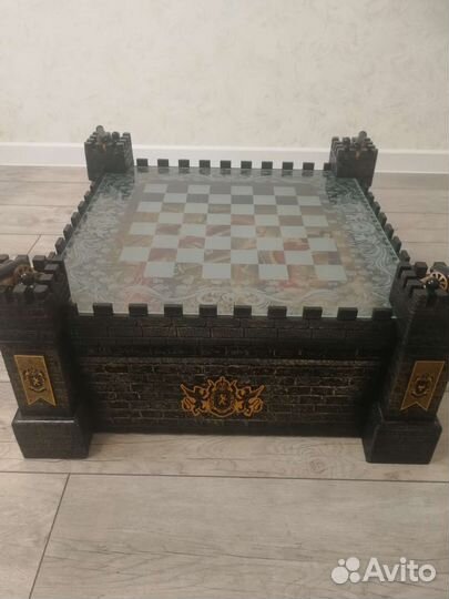 Шахматный стол с фигурками