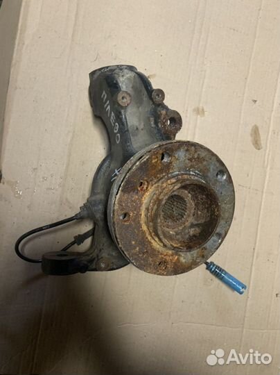 Передний левый поворотный кулак в сборе bmw e90