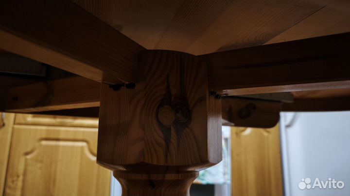 Кухонный уголок со столом и стульями из дерева