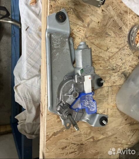 Привод дворника пятой двери Subaru Forester SJ5