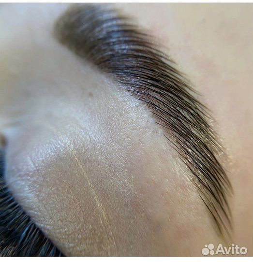 Модель на брови