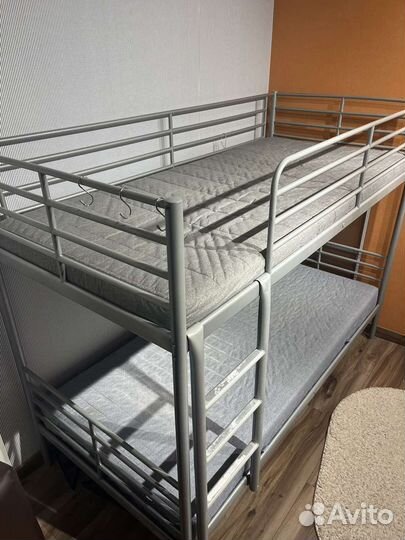 Двухъярусная металлическая кровать