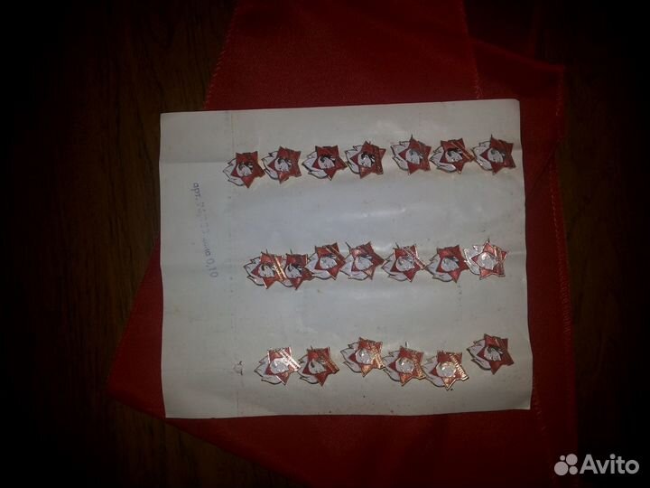 Пионерский значок галстук