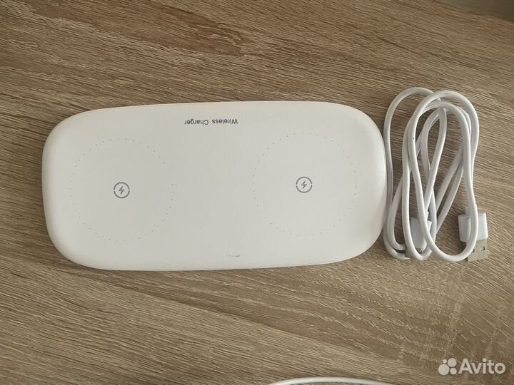 Беспроводная зарядка для 2 телефонов и наушников