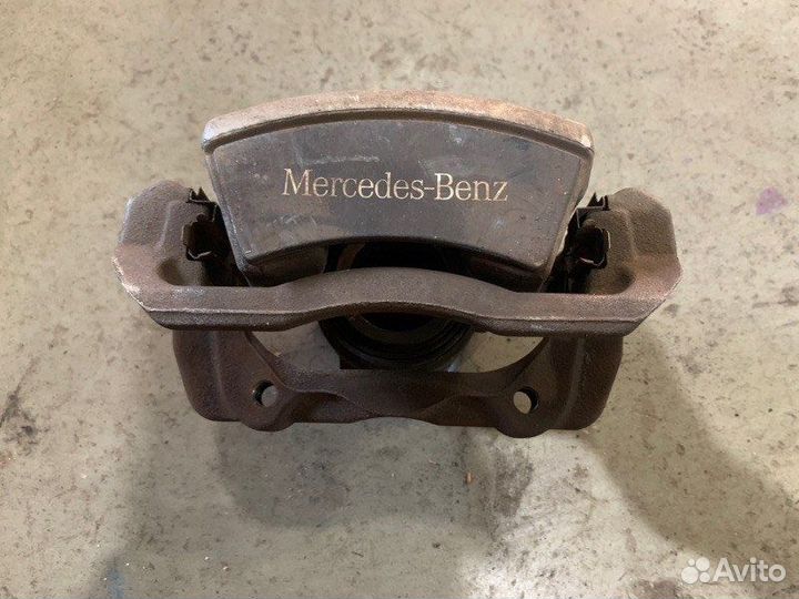 Суппорт передний правый Mercedes-Benz C-Class W204